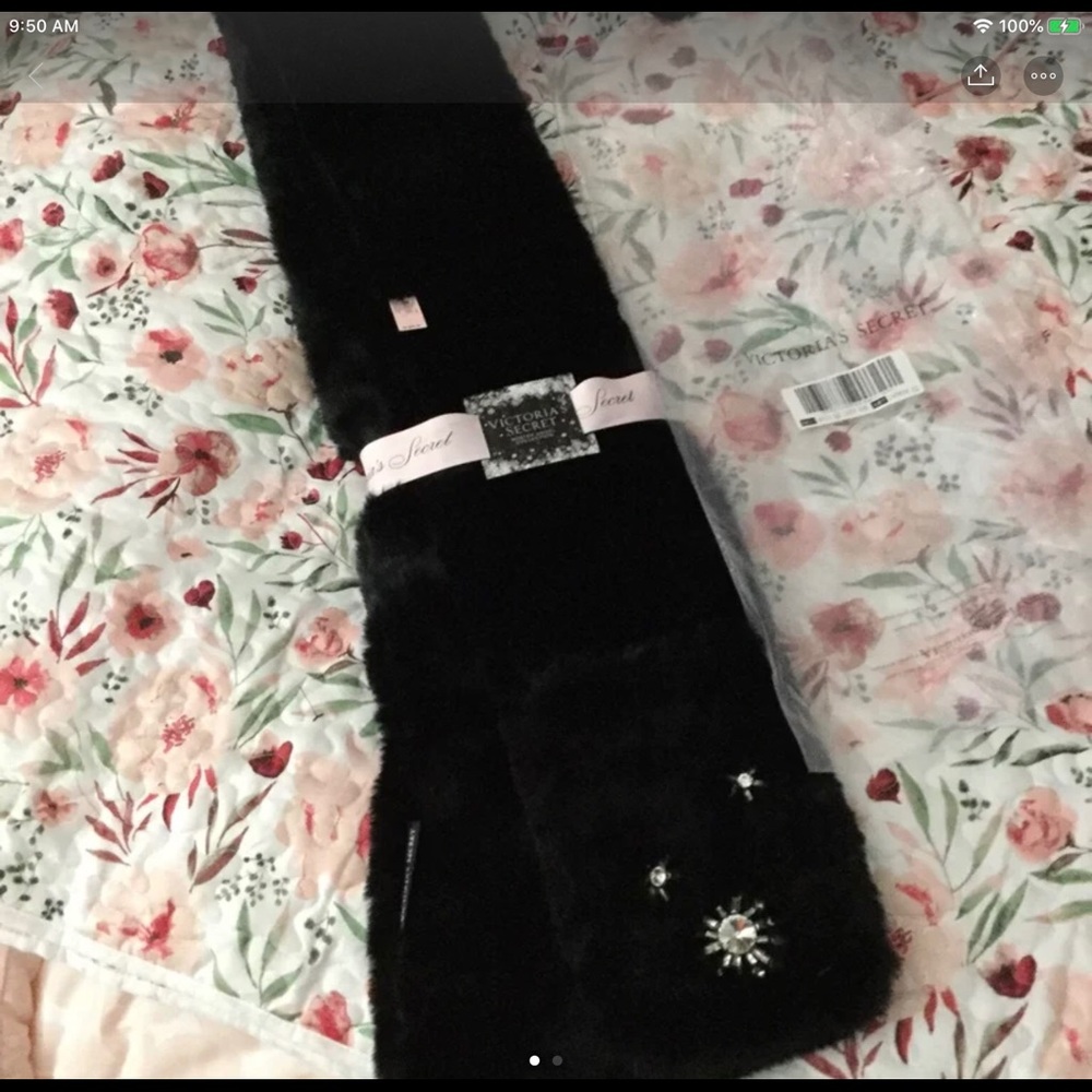 Victoria’s Secret faux fur scarf